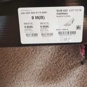 Black floral ana pumps